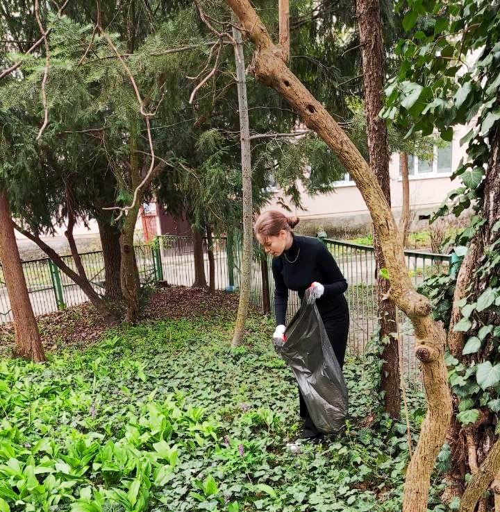 Прибирання побутових відходів на території ботанічної пам'ятки природи.jpg